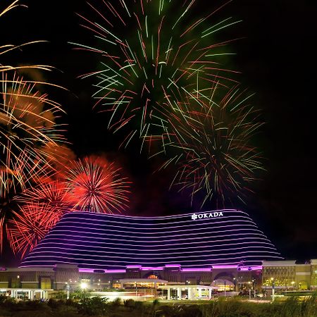 โอะกะดะ มะนิลา Hotel ปาไซ ภายนอก รูปภาพ The casino at night
