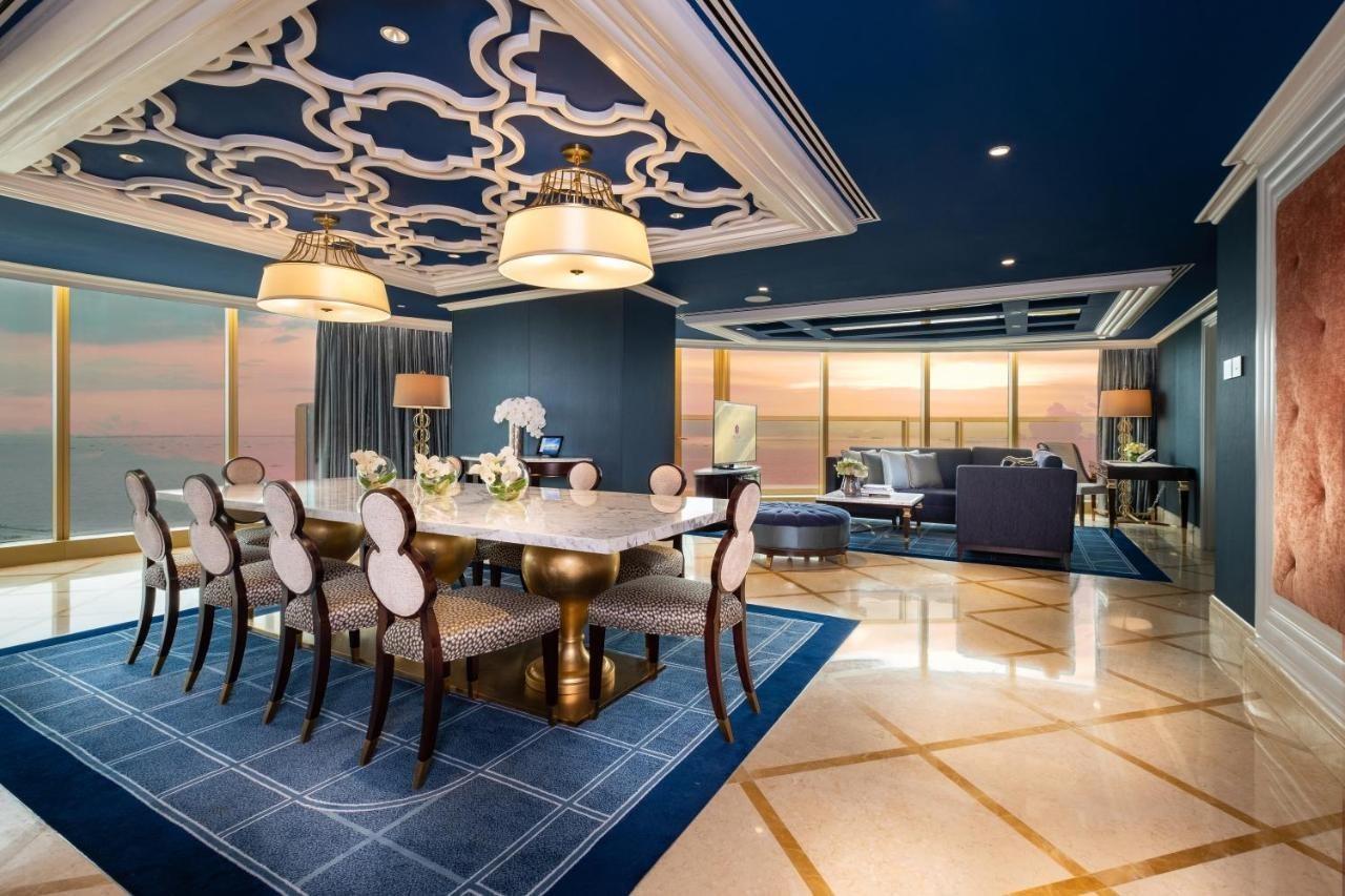 โอะกะดะ มะนิลา Hotel ปาไซ ภายนอก รูปภาพ The interior of a suite at The St Regis