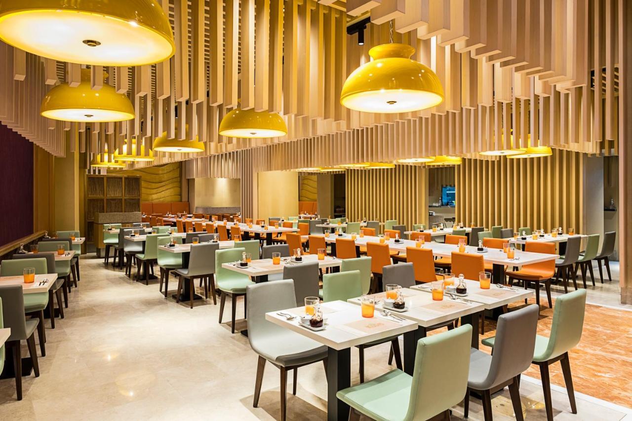 โอะกะดะ มะนิลา Hotel ปาไซ ภายนอก รูปภาพ The interior of a restaurant in the hotel