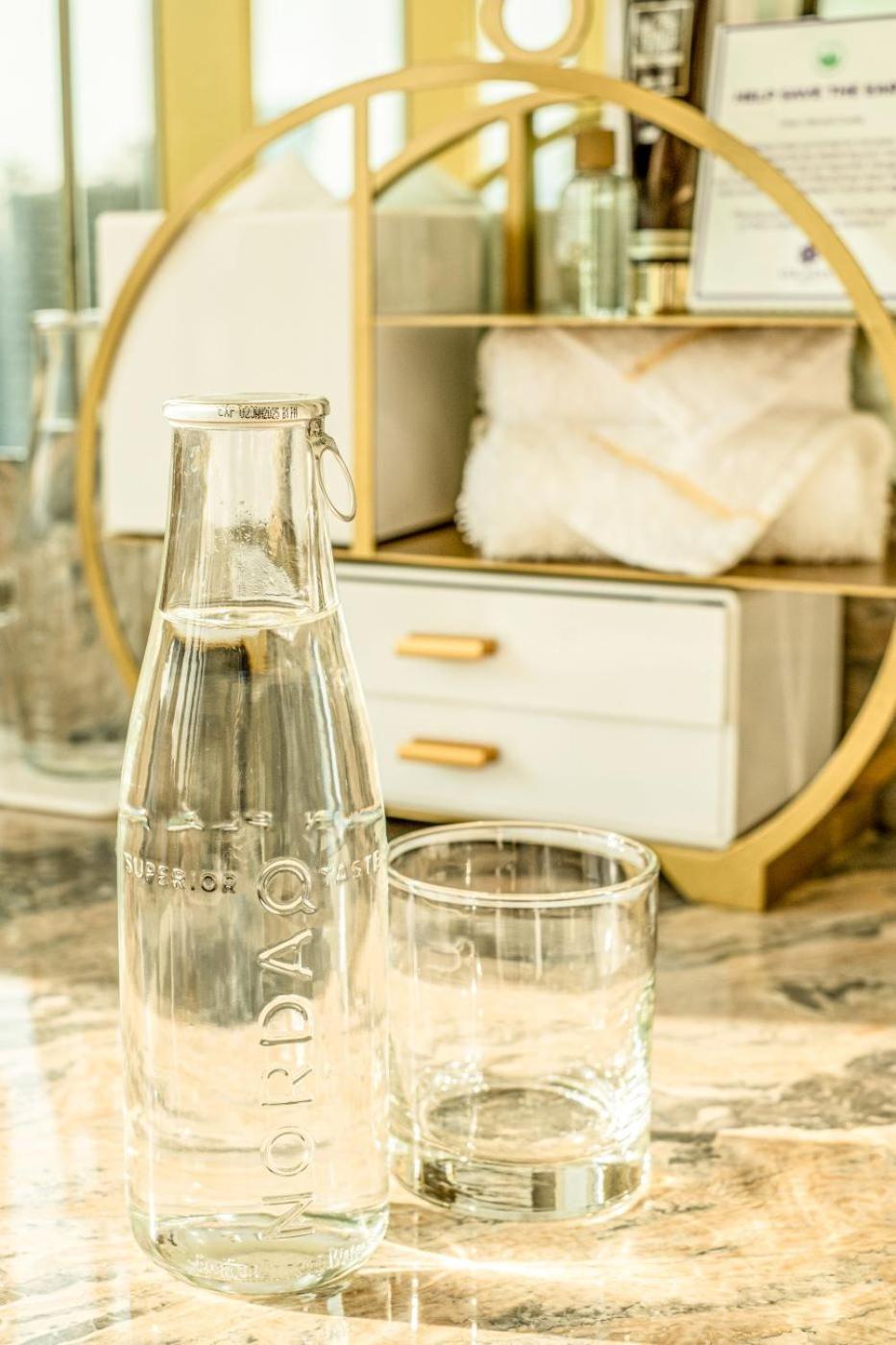 โอะกะดะ มะนิลา Hotel ปาไซ ภายนอก รูปภาพ A bottle of water