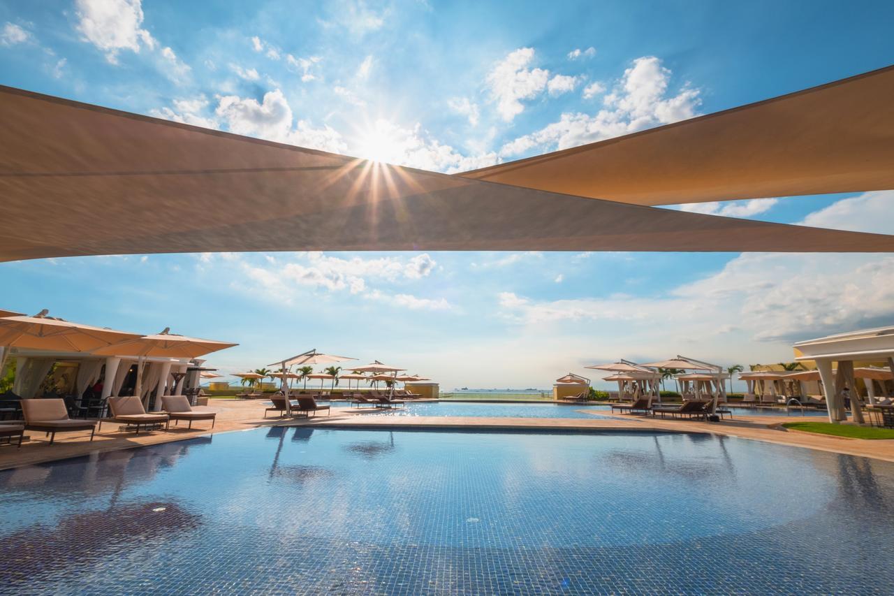 โอะกะดะ มะนิลา Hotel ปาไซ ภายนอก รูปภาพ The pool at the resort